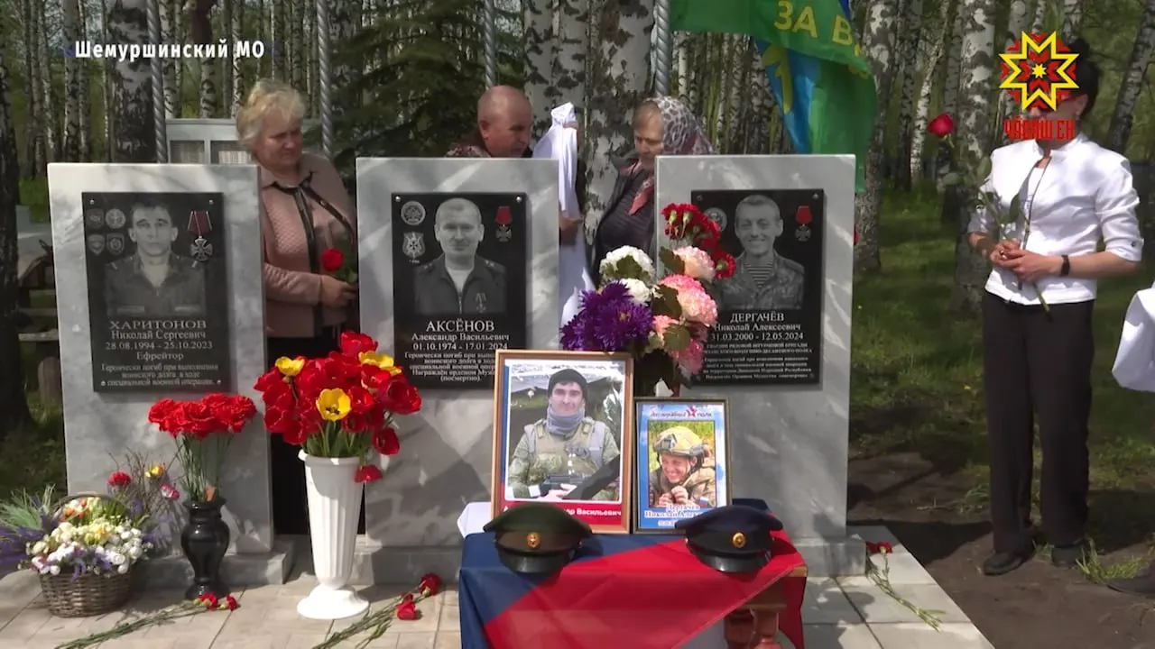 Установлены мемориальные стелы в память о погибших участниках СВО; приведены имена и даты их службы и гибели.