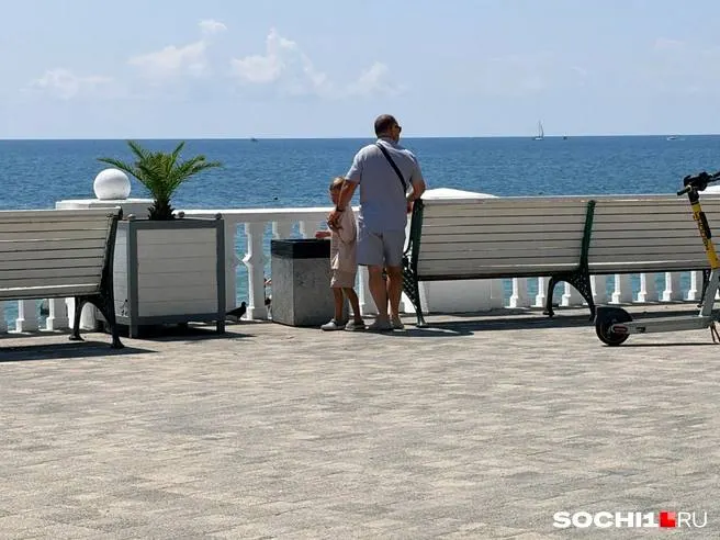 Днем проходят учебные стрельбы на воде и на берегу, перед стартом звучит речевое оповещение.