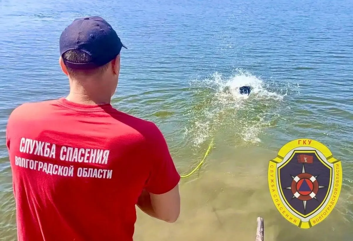 52-летний мужчина погиб после утопления в реке Медведица. Водолазы подняли его на глубине около шести метров, в четырех километрах ниже по течению от места происшествия.