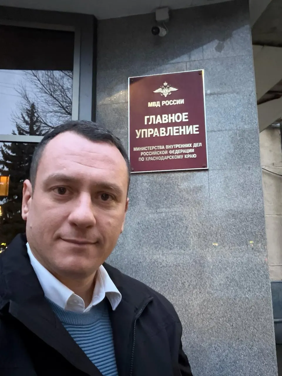Депутат Думы Краснодара от КПРФ получил предупреждение за предполагаемое злоупотребление свободой слова; полицейские пригрозили протоколом по КоАП РФ, пояснений по делу он не дал.