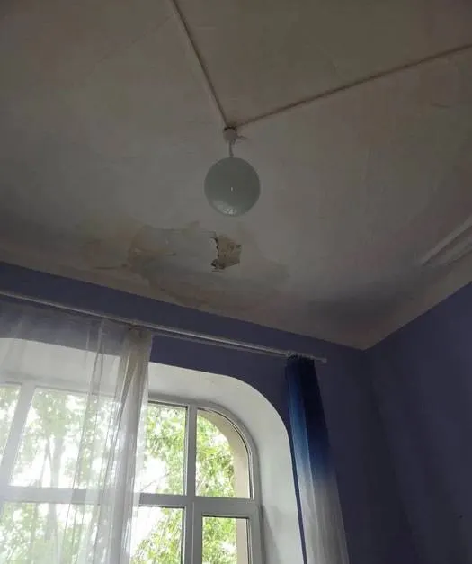 Детский сад №13 в Чите временно закрыт из‑за протечки крыши; детей разместили в другом корпусе. Ремонт кровли и экспертиза документации ведутся, ориентировочный срок окончания работ — до 1 сентября 2026 года.