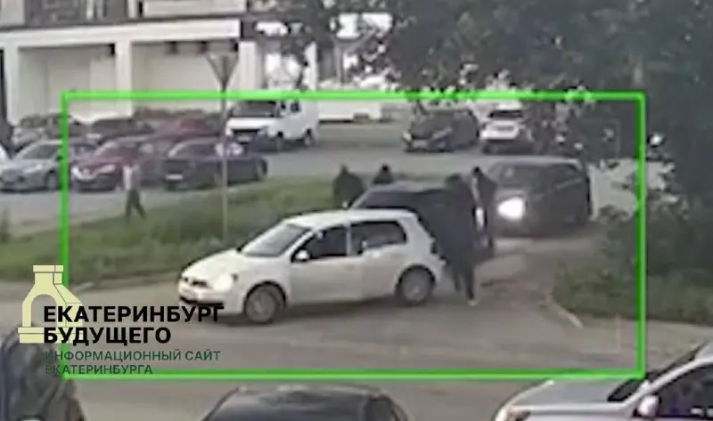 Полиция расследует инцидент, когда шесть человек в масках заблокировали автомобиль и вывели двух мужчин; по одной версии — действовали под видом сотрудников ФСБ, по другой — конфликт с участниками общины имеет отношение к прошлому.