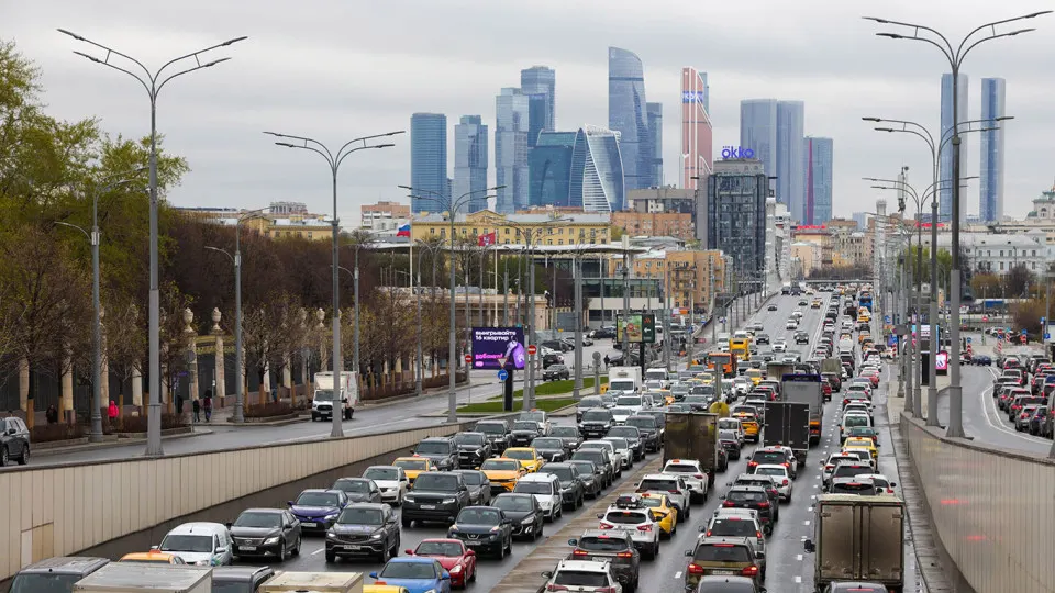 Несмотря на санкции и ограничения импорта, спрос на премиум‑авто остаётся высоким, а украденные машины попадают в Россию через сложные международные цепочки.