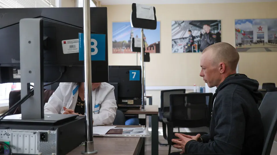 В регионы усиливают набор контрактников по годовой квоте, что вызывает давление на власти и применение спорных методов призыва. Аналитики отмечают слабые темпы наступления на фронте.