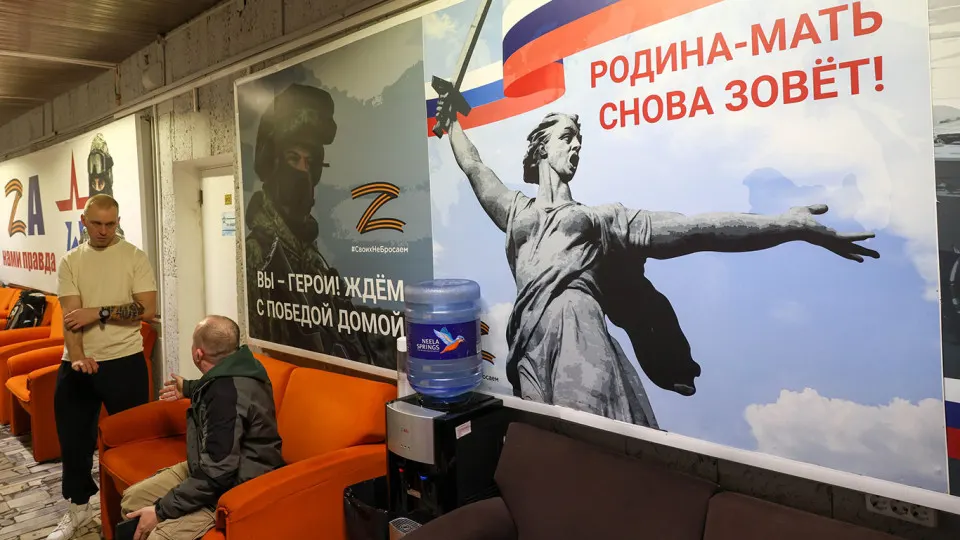 По регионам России зафиксированы задержания на улицах и принуждение к подписанию контракта на военную службу, с участием правоохранительных органов и военкоматов.