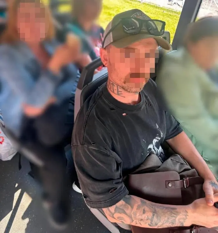 После конфликта с пассажирами мужчина ударил девушку в живот, затем избил её по голове и ногам, распылил газ и скрылся. Пострадавшая обратилась в 49-й отдел полиции.