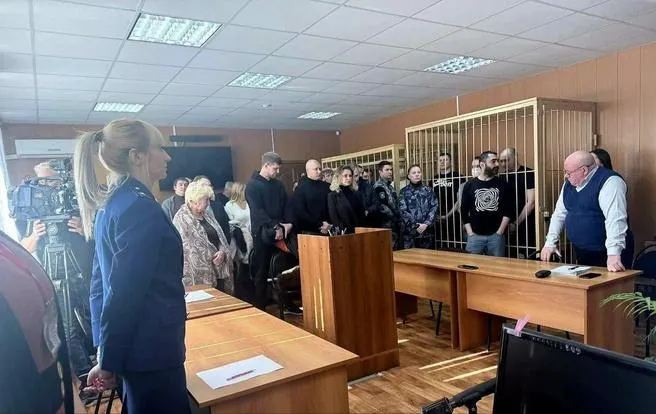 Рассмотрение дела продолжалось несколько дней; участникам вынесли различные наказания, а дополнительные ограничения начнут действовать после отбытия срока.