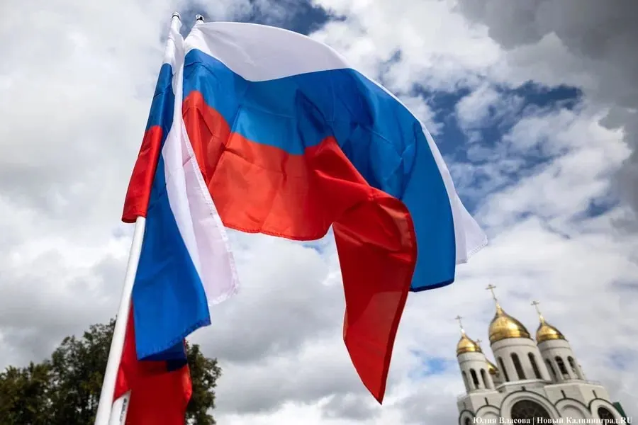 Калининград готовится отметить День Государственного флага России 22 августа на набережной Верхнего озера: программа включает водно-пиротехническое шоу, концерт и мастер-классы.