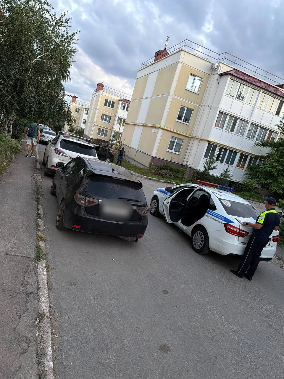 Пьяная водительница в Самаре требовала вернуть права, якобы ещё действовавшие; инцидент зафиксирован местными жителями и полицией.