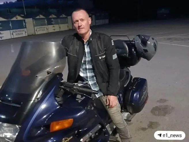 40-летний байкер Артём погиб в аварии в Нижнесергинском районе. Следствие зашло в тупик, родственники ищут очевидцев.
