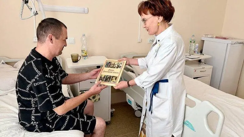 Мужчина, служивший командиром отделения на Бахмутском направлении, проходит лечение после контузии и осколочных ранений; в больнице ему вручили книгу сказок Саратовской области.
