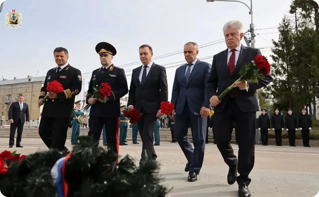 Рабочий визит Николая Патрушева в Архангельск сопровождался возложением цветов к памятнику участников Северных конвоев и мероприятиями, посвящёнными 85‑летию прибытия первого союзного конвоя «Дервиш».