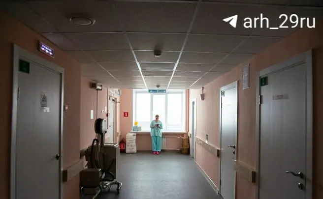 Врачи и медсестры региона не получили компенсацию за аренду жилья в течение шести месяцев; долги достигают 120 тысяч рублей, выплаты обещают погасить после поступления дополнительных средств.