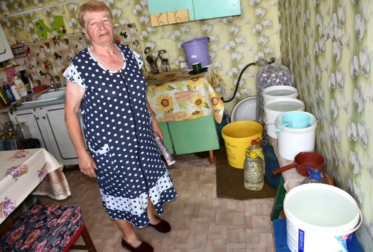 Жители села Верхненикольское уже месяц живут без водоснабжения: частная башня не подаёт воду, люди собирают дождевую воду и ищут варианты восстановления подачи воды.