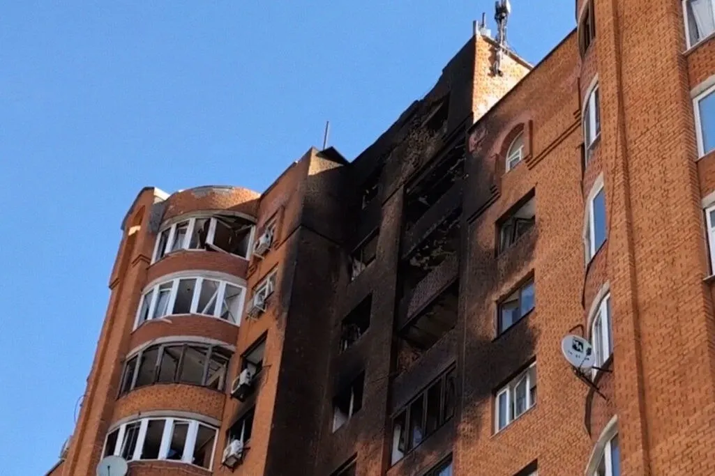 Жители как минимум 19 регионов сталкиваются с задержками или отказами в выплатах за жильё и имущество после атак украинских беспилотников, что порождает неопределённость по размерам и срокам компенсаций.