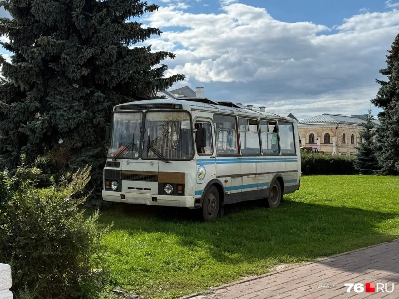 Горожане Ярославля обсуждают автобус, припарковавшийся на газоне ближе к мэрии. Место не огорожено, что вызывает вопросы к организации парковки в центре города.