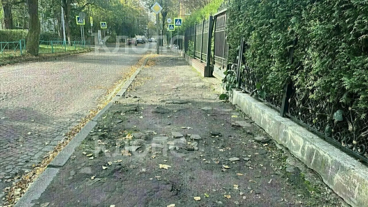 Во время утреннего пробега губернатор увидел множество ям на Коммунальной и потребовал оперативного планирования ремонта до наступления зимы.