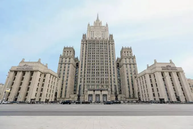 МИД России потребовал от стран запретить демонстрации возле дипломатических представительств в дни выборов в Госдуму; Москва пообещала защищать участки и не останется бездействовать.