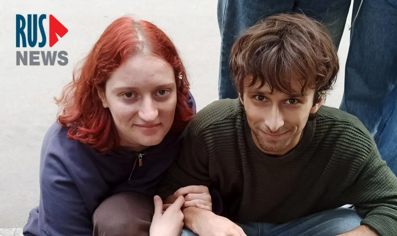 По словам Дарьи Буньковой, у подъезда её дома к ней подошли люди в гражданской одежде и потребовали открыть дверь под угрозой применения силы; в отделе она столкнулась с давлением на сотрудничество, а её муж якобы подвергался силе на верхнем этаже.