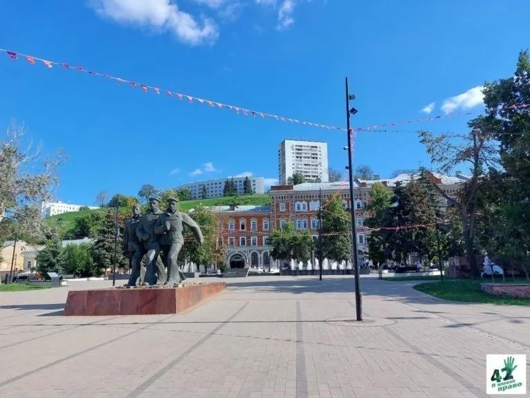 Нижегородский районный суд постановил, что администрация обязана обеспечить минимум 70% фактически озеленённых территорий общего пользования. Дело инициировала природоохранная прокуратура; администрация может обжаловать решение.