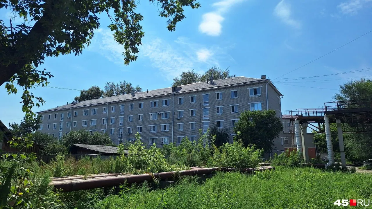 Жильцы дома на улице Красномаячной, 62 в Кургане жалуются на прогнивание пола в третьем подъезде и опасность попасть в сантехнические люки.