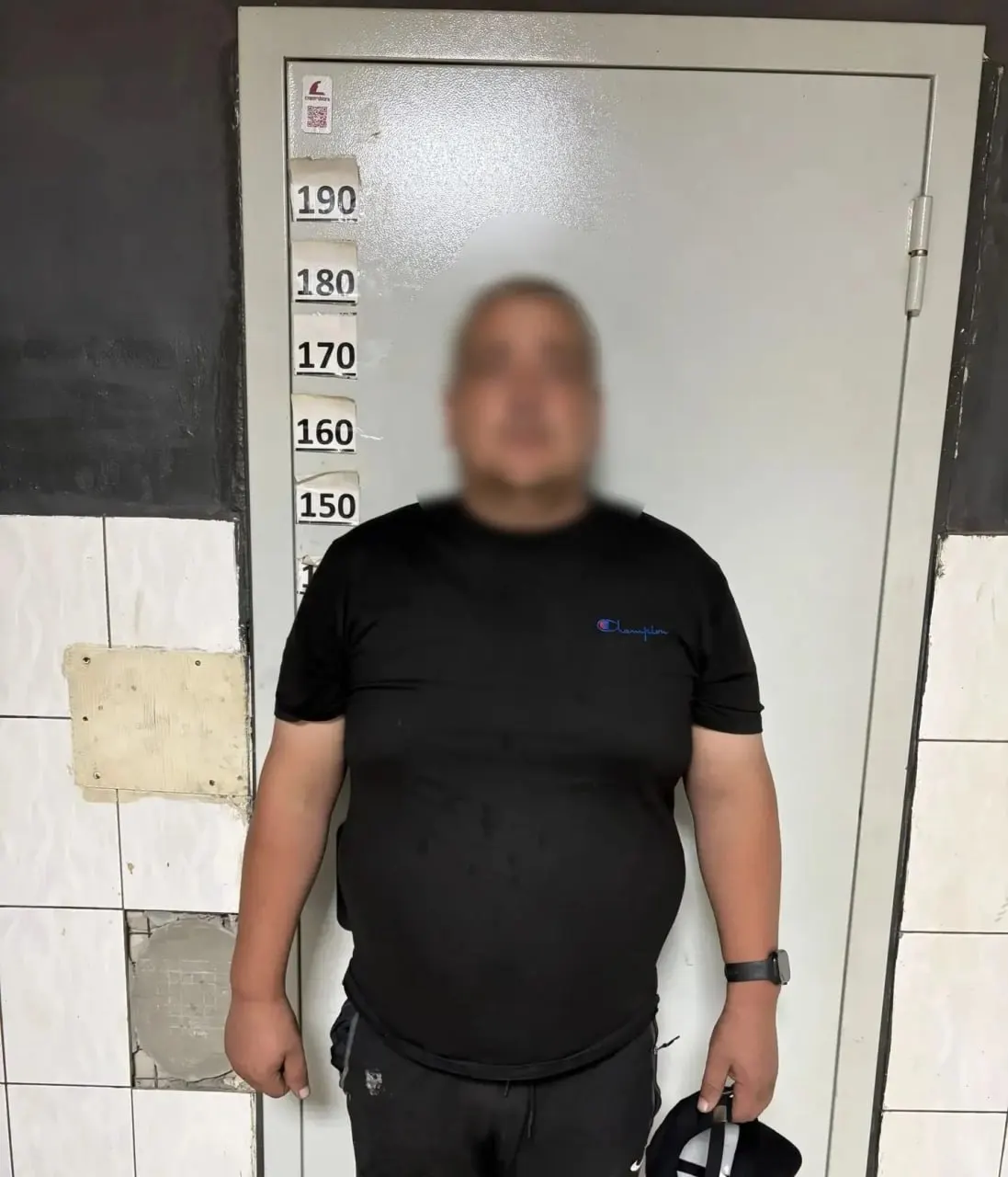 В Воронеже задержан 34-летний гражданин одной из республик Средней Азии, который повредил имущество в жилом комплексе и на улице; проводится проверка миграционного статуса, рассматривается вопрос о выдворении после уголовного дела за повреждение имущества.