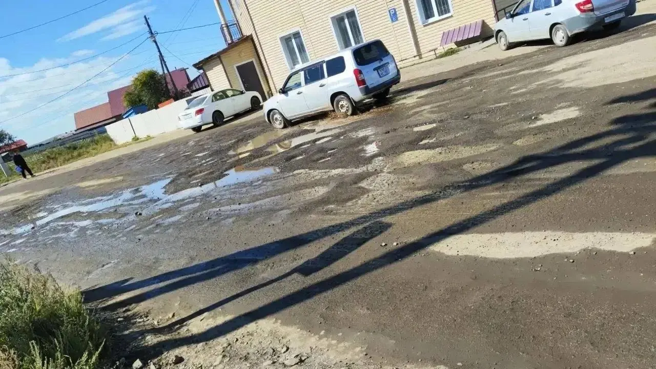 Жители жалуются на ямы и заросшие травой дороги; власти обещают завершить работы до наступления холодов. По данным местных, на площади и возле больницы зафиксированы ДТП, но официальной информации об этих авариях нет.