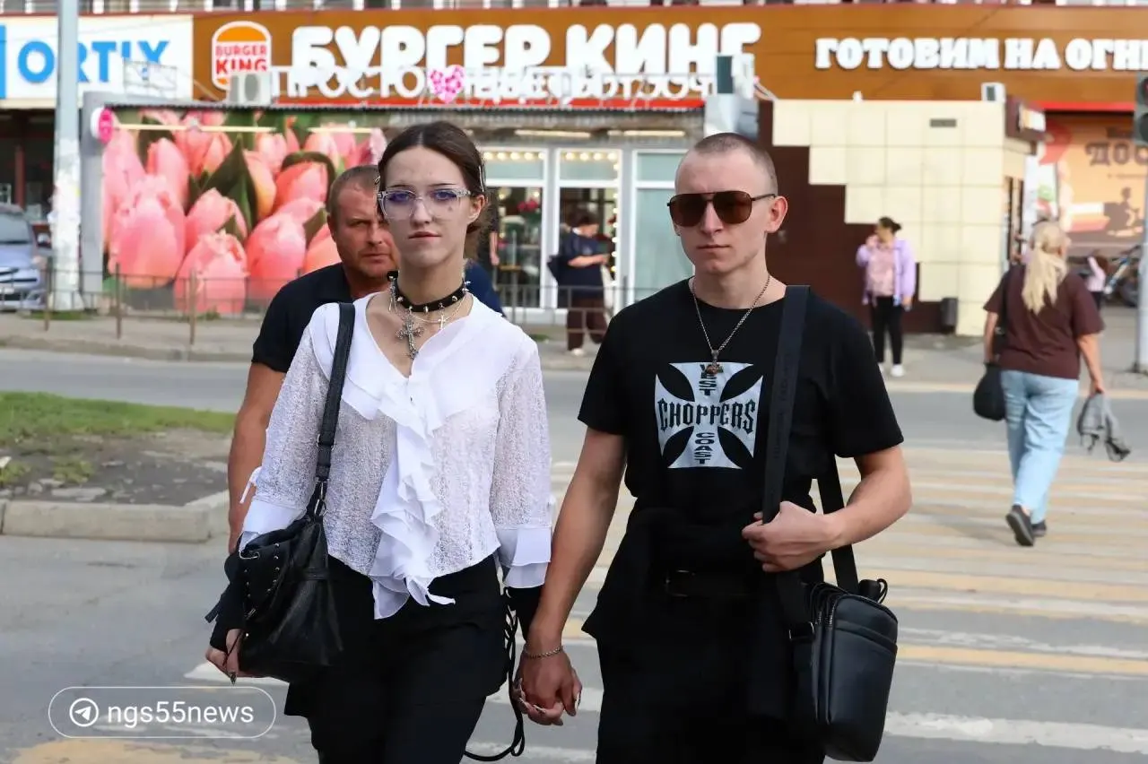 Модные образы на омских улицах демонстрируют характер и смелость молодежи через стиль без ограничений.