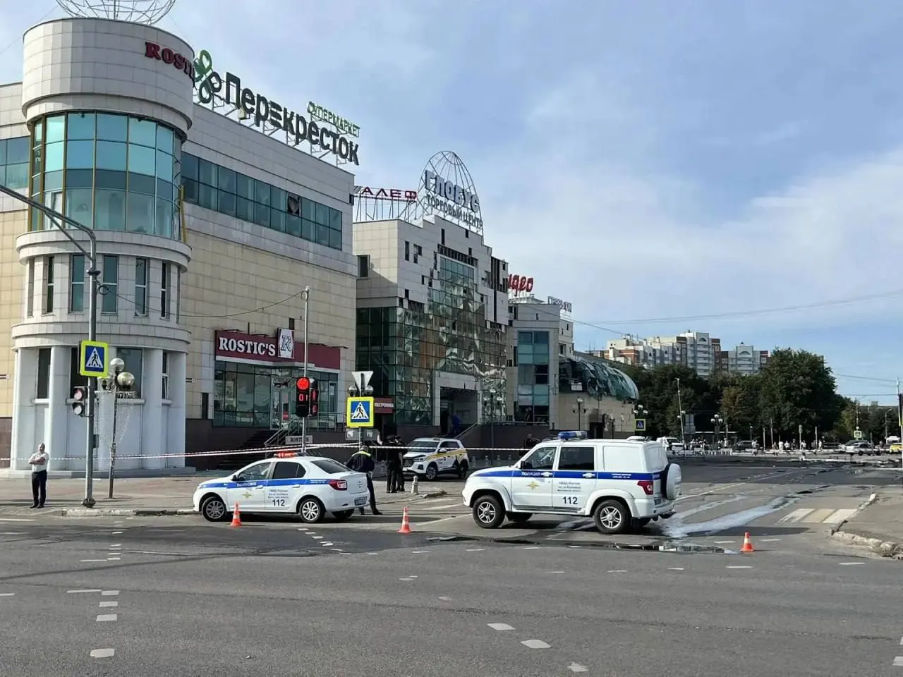 Обломки беспилотников попали в жилые дома, склады и торговый центр. Пострадавший получил рану от осколка, пожар локализован, территория вокруг объекта — под запретом.