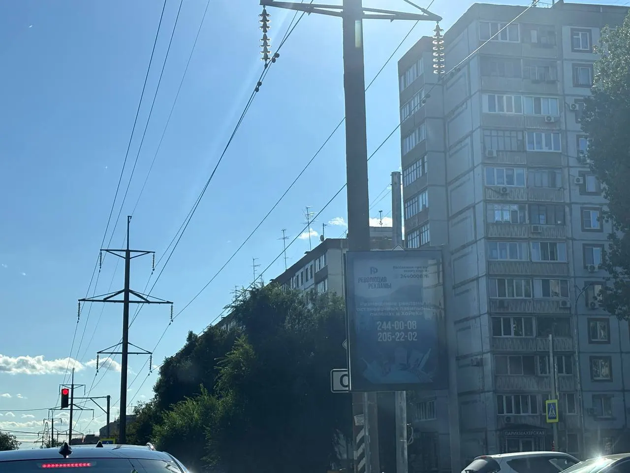 На перекрестке появился новый светофор, но знак читается не сразу.