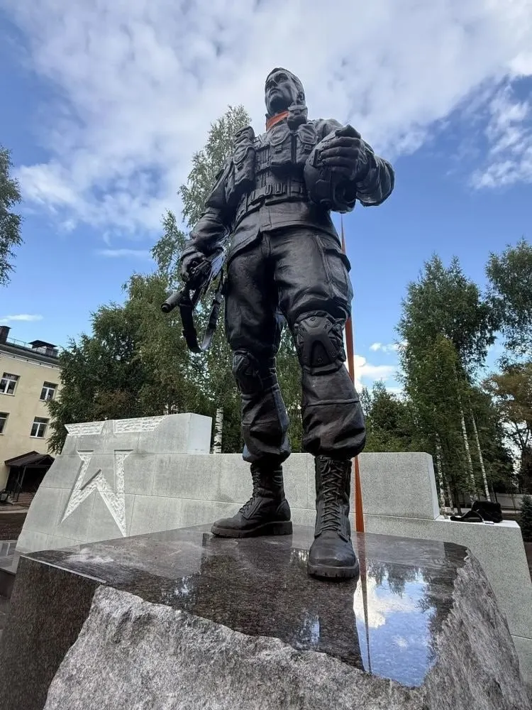 На территории перед учреждением обновлён мемориальный комплекс и создана новая площадь Героев; завершены работы по благоустройству, укладке брусчатки, высадке деревьев и монтажу систем безопасности.