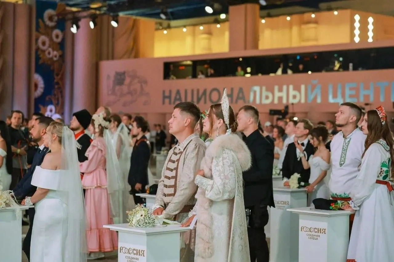 Несколько пар нашли счастье в церемонии бракосочетания; подарком стала частица священного огня из Мурома, символизирующего семейный очаг.