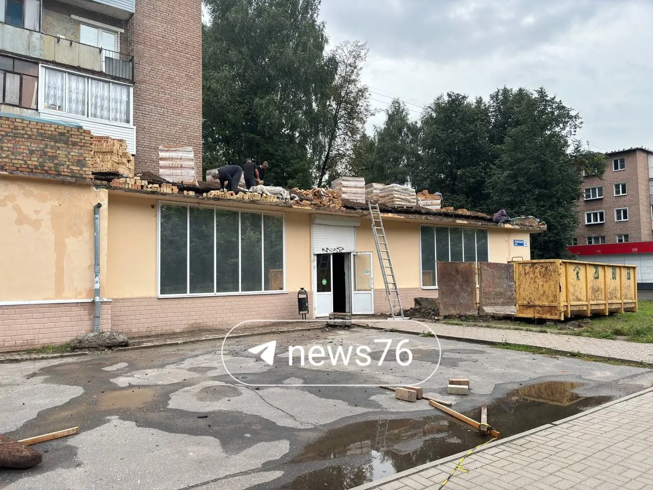 На улице Угличской в Ярославле закрылся магазин локального бренда Атрус; здание пустует, ведутся ремонтные работы.