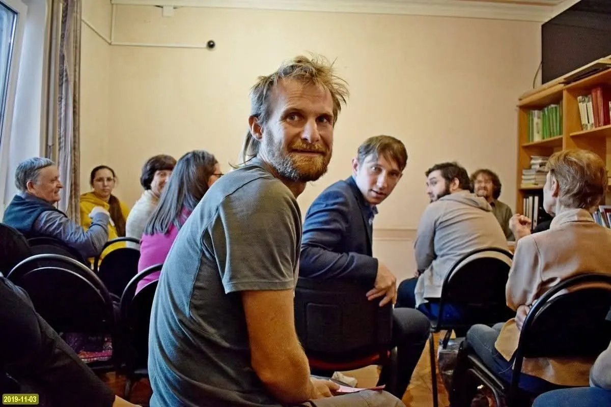 Экоактивист Денис Матвеев задержан в Туапсе. По данным правоохранительных органов, ему может быть предъявлено обвинение в государственной измене; 21 августа в его доме провели обыск.