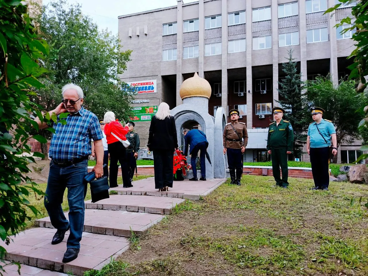 9 августа у мемориала прошёл митинг памяти жертв сталинских репрессий; участники возложили венки и обсудили исторические страницы памяти. Мероприятие освещают активисты и архивы региона, призывая молодёжь не забывать прошлое.
