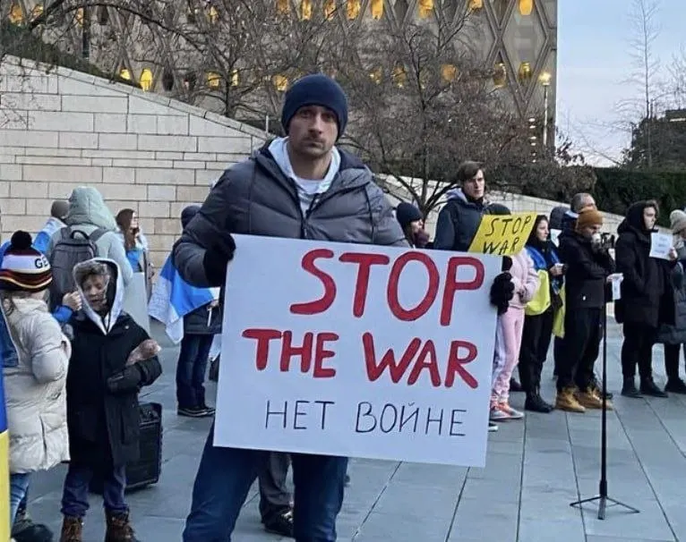В Анадырском городском суде зарегистрировали восемь административных протоколов против Дениса Шлыкова: пять за дискредитацию армии и три за неуважение к власти; после объявления мобилизации он уехал за границу.