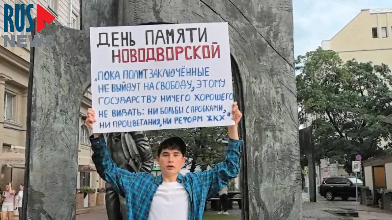 19-летний Василий Краснов уехал из страны после давления силовиков, связанного с участием возле Верховного суда во время обсуждения дела оппозиции.