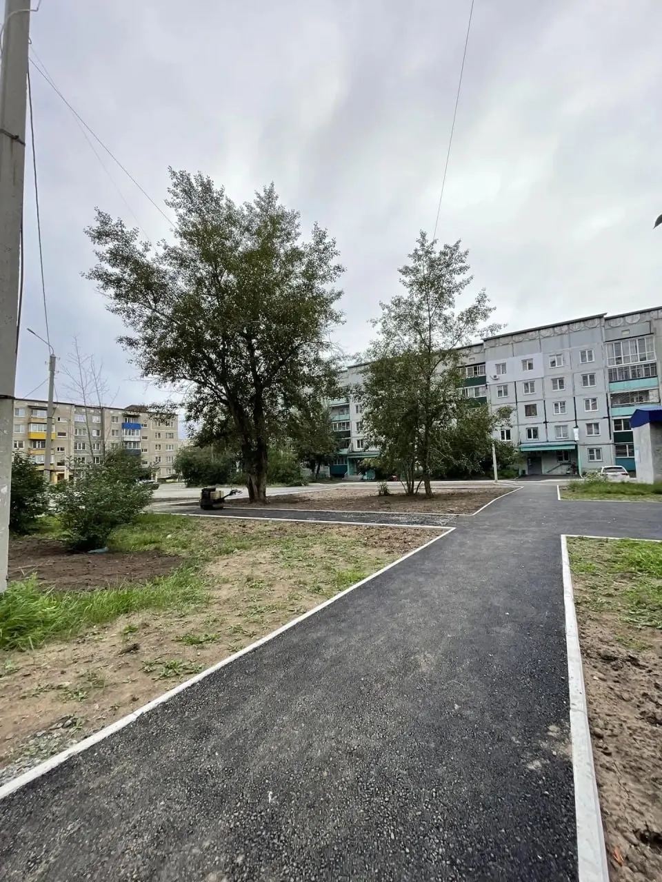 На участках идёт монтаж детских и спортивных площадок и ограждений; закуплено оборудование для спорта; работы планируют завершить к середине сентября; на объекте заняты шесть работников.