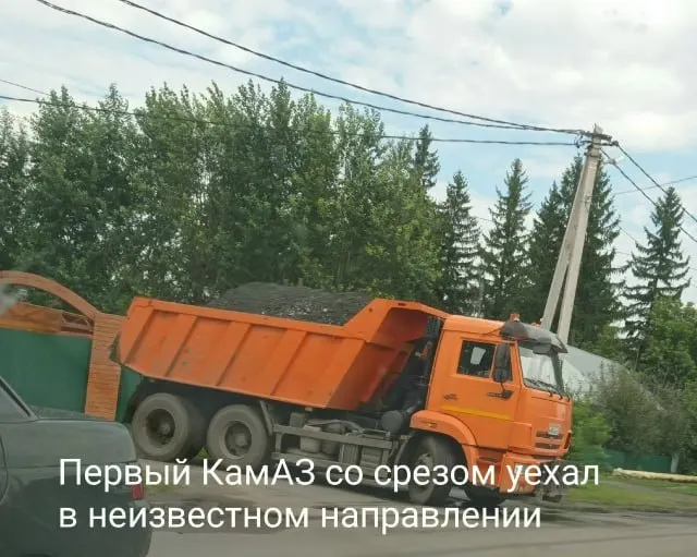 Глава региона осмотрел ход работ в микрорайоне и проверил ремонт школы, жители обсуждают состояние дорог и благоустройства, публикация в соцсетях вызвала широкий резонанс.