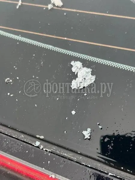 После дождя автомобили Петербурга часто покрываются загрязнениями. Эксперты предлагают последовательность действий по безопасной очистке кузова.