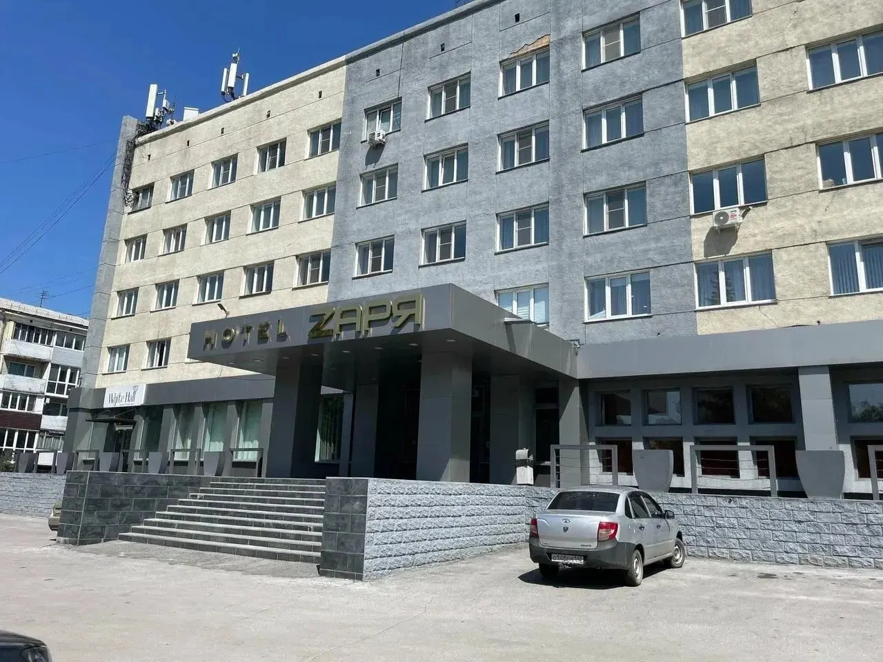 Людмила Телегина, владелица отеля в Ленинске-Кузнецком, может получить штраф после проверки Роспотребнадзора; по итогам инспекции вывеску не сменили после запрета на использование иностранных слов; мать осужденного за коррупцию экс-замгубернатора фигурирует в деле.
