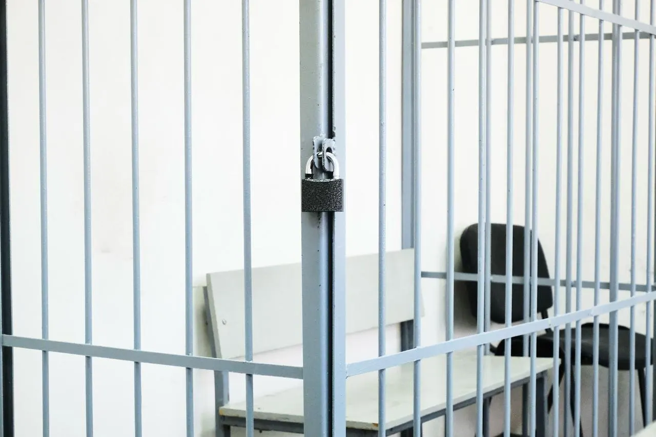 Мужчина получил арест на 10 суток за нецензурные анекдоты после столкновения с полицией.
