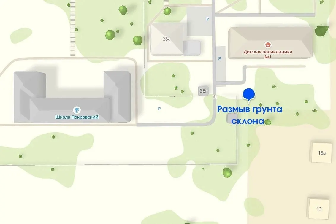 Администрация Центрального района сообщила о размыве грунта на склоне возле школьного здания и принятых превентивных мер.