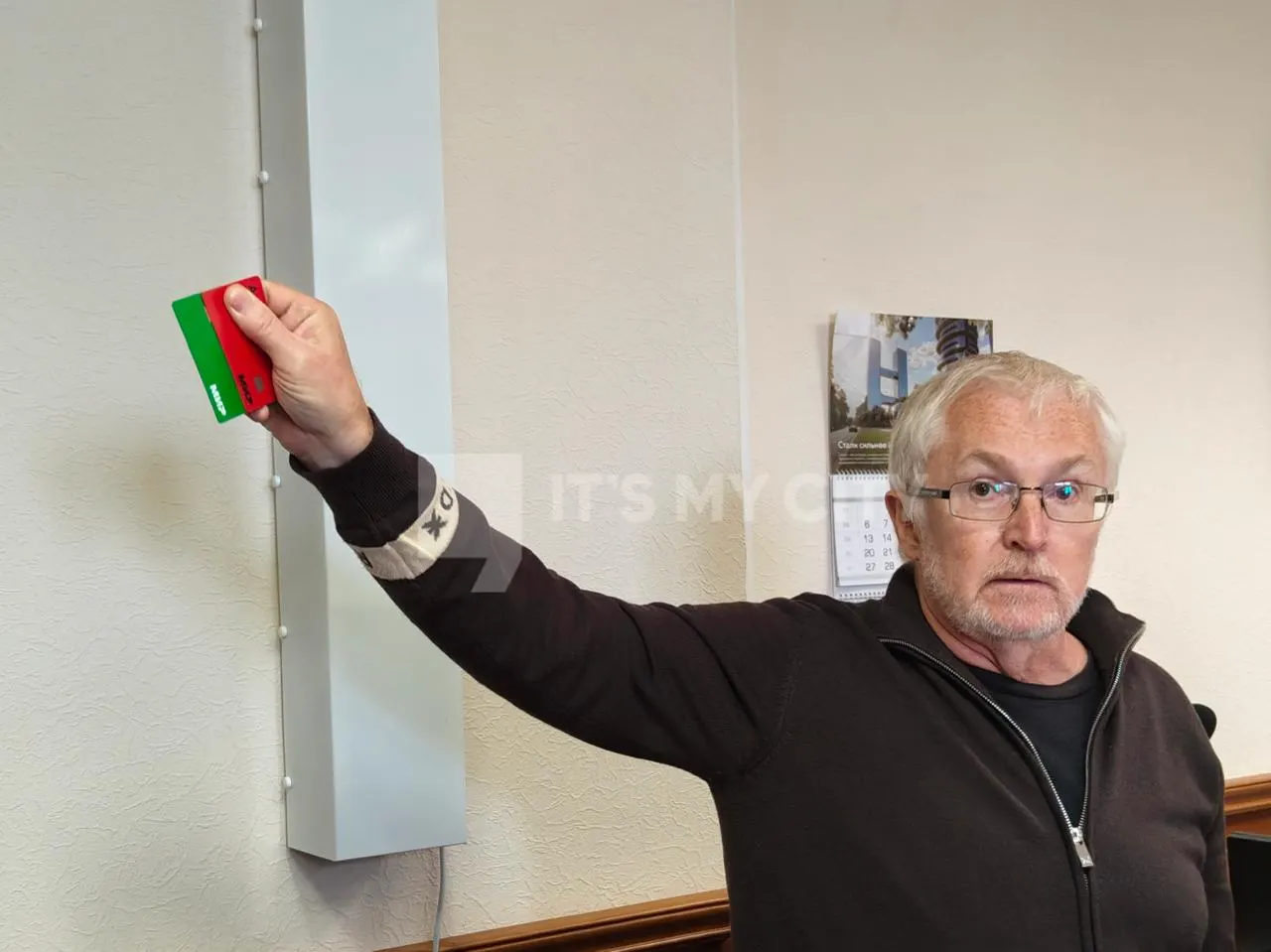 Во время слушания по делу о регистрации политики депутат привёл ироничную аналогию: повседневные фразы и упоминания брендов могут вызывать вопросы по авторскому праву.