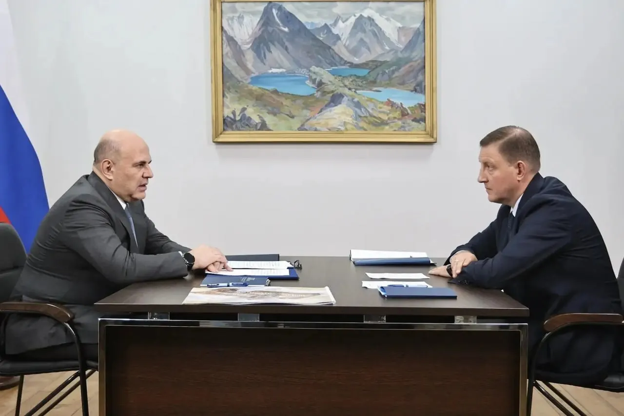 Премьер-министр Михаил Мишустин в рабочей поездке в Республике Алтай обсудил с главой региона ход реализации программы развития, инвестиции и создание рабочих мест.