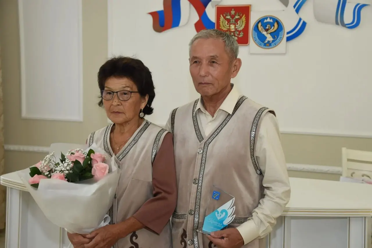 Супруги Тондеевых отметили золотую свадьбу: 50 лет совместной жизни, трое детей и восемь внуков; поздравления от местной администрации.