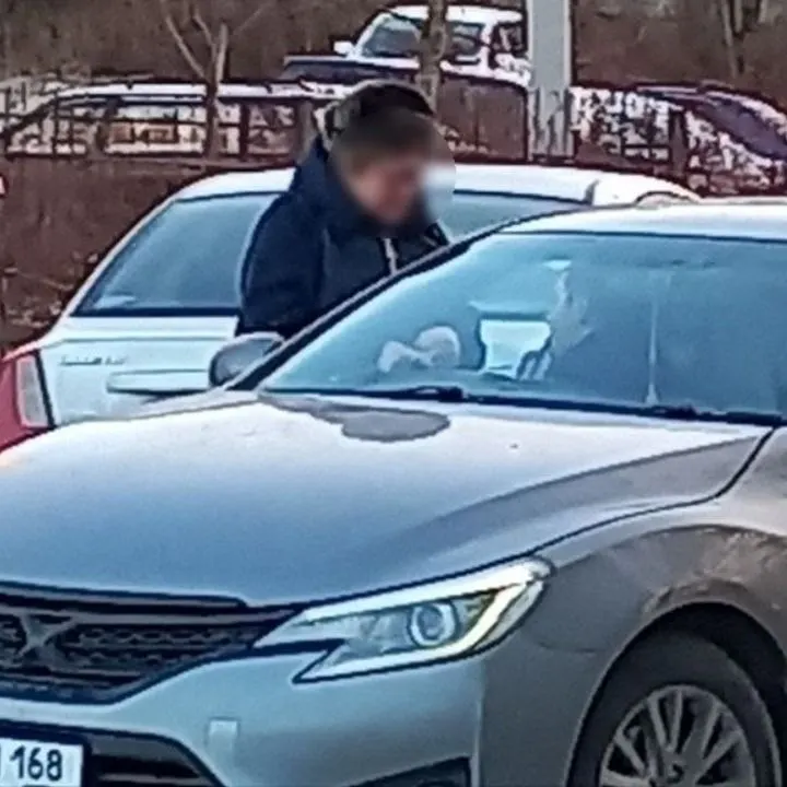 Горожане свидетельствуют о случаях навязывания шуб пенсионеркам прямо на улицах города: мужчина восточной внешности агрессивно продвигает изделия, используя жалостливые истории.