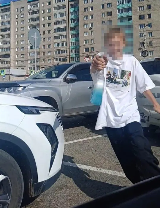 Жительница Читы обратилась в полицию после того, как подростки распыляли неизвестную жидкость в лица водителей у торгового центра.