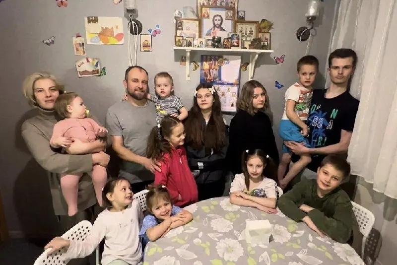 Многодетная семья оказывается в центре внимания общества; мать продолжает борьбу за признание и заслуженное звание.