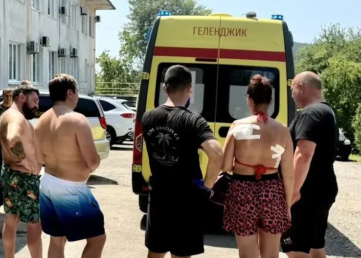После исчезновения на пляже родственники и полиция нашли пропавшую женщину в реанимации Краснодара; она назвала девичью фамилию.